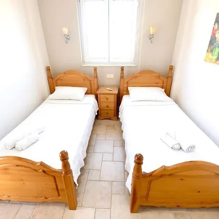 Muestakil Oezel Havuzlu Villa